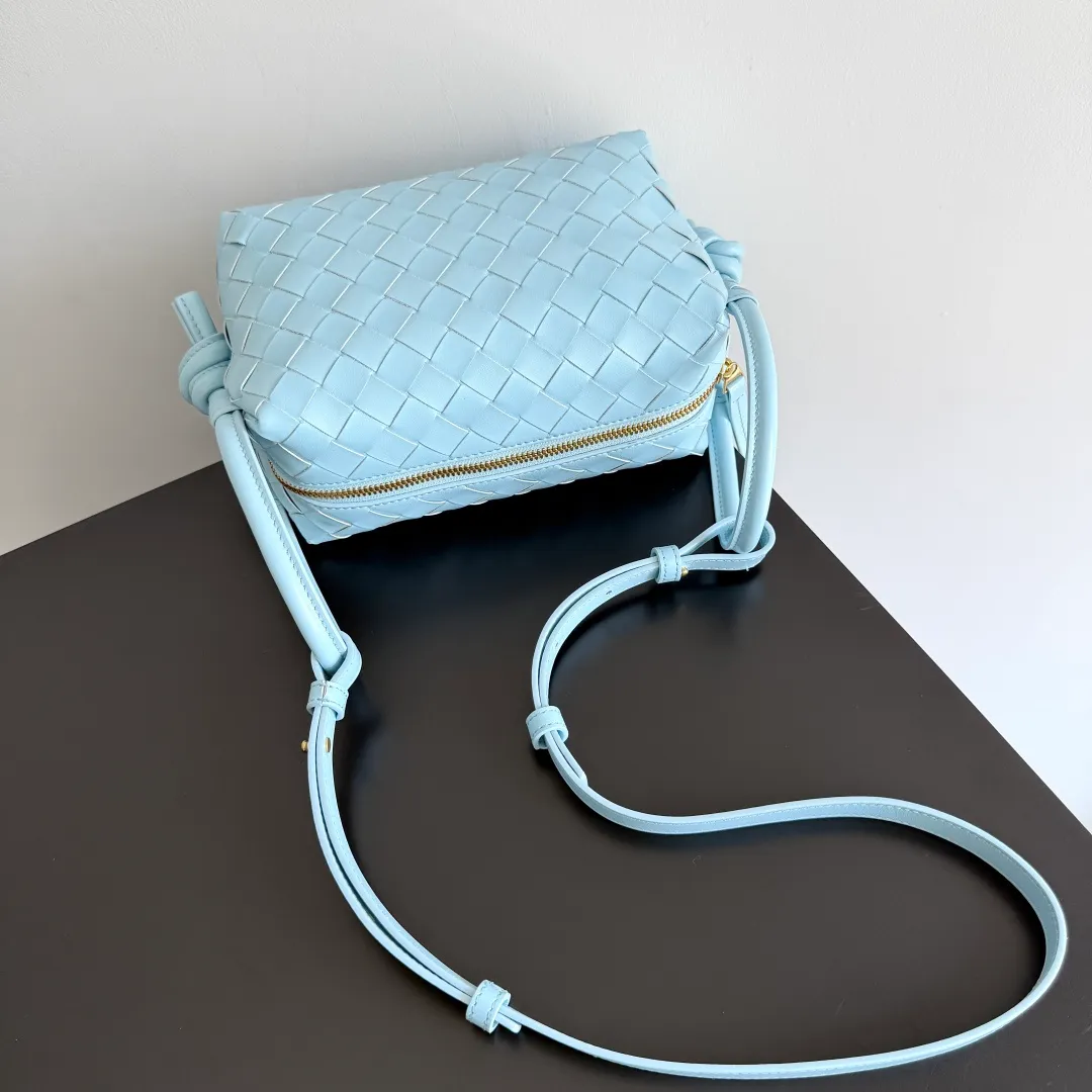 Batch 1360 BOTTEGA VENETA 2024 new loop is here! ! Many girls who like BV have owned the Loop bag. It has a simple appearance, classic weaving, and a compact and lightweight bag shape. This innovation continues the "camera bag" shape. Unlike the traditional Loop bag, which can only be worn as a crossbody bag, this innovation It can be carried by hand or cross-body, satisfying both the concave shape and daily needs. The oversized buckle can be folded and used as a handle. The sultry heat in summer ☀️ usually reduces people's desires. Having a lightweight bag will greatly enhance the happiness of traveling🫧 Style number: 796615 Size: 19*12*9cm